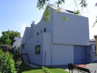 Construccin de vivienda unifamiliar aislada moderna